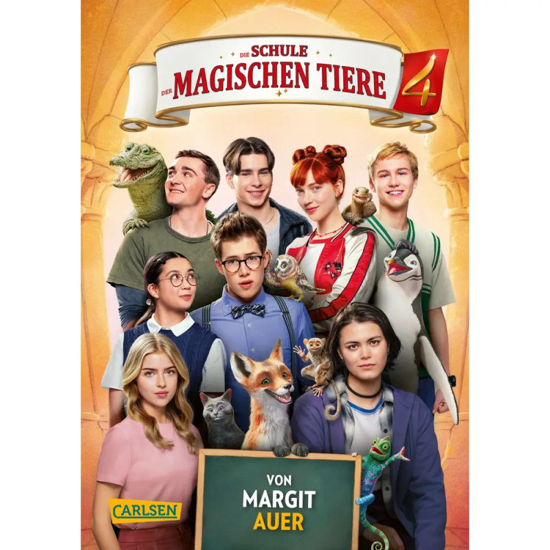 Neun Schüler mit magischen Tieren posieren unter einem Banner für Die Schule der Magischen Tiere 4. Neun Schüler mit magischen Tieren posieren unter einem Banner für Die Schule der Magischen Tiere 4.