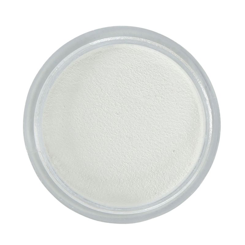 Runder, transparenter Behälter mit feinem weißen Pulver, von oben auf weißem Hintergrund gesehen.