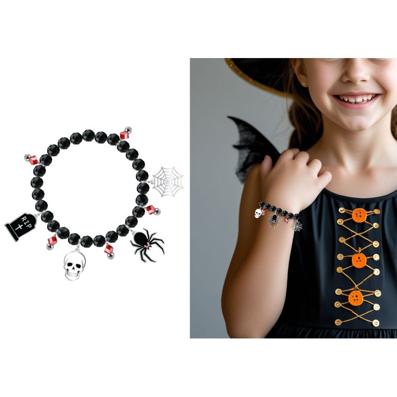 Kind im Hexenkostüm mit Halloween-Armband, das Totenkopf-, Spinnen- und Grabsteinanhänger zeigt.