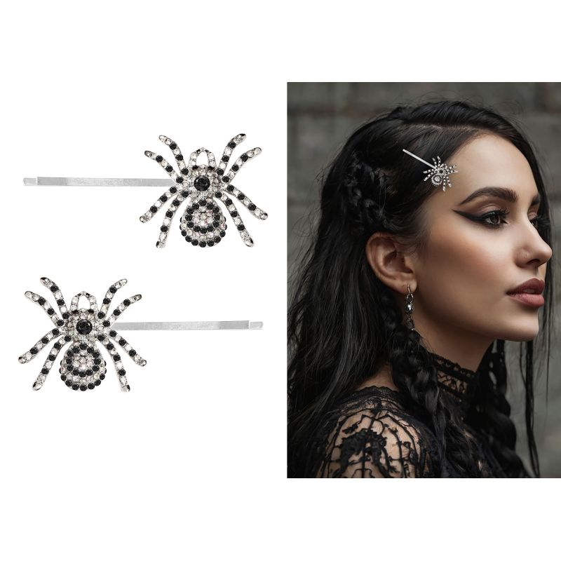 Zwei verzierte Spinnen-Haarspangen, eine davon trägt eine Frau mit dunklem Zopf und Gothic-Make-up.
