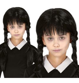 Ein Kind im schwarzen Outfit mit weißem Kragen und Zopfperücke blickt ernsthaft nach vorne.