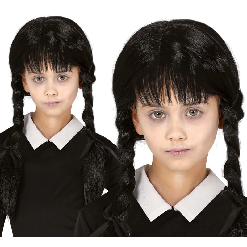 Ein Kind im schwarzen Outfit mit weißem Kragen und Zopfperücke blickt ernsthaft nach vorne.