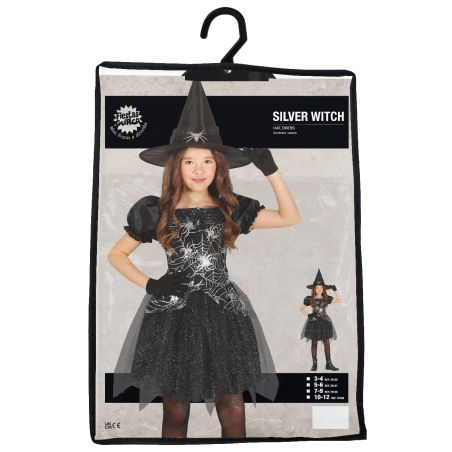 Kind im glitzernden schwarz-silbernen Hexenkostüm mit Hut auf einer Kostümverpackung mit der Aufschrift Silver Witch.