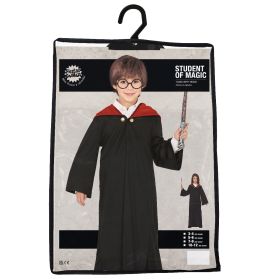 Kind im Zaubererkostüm mit Brille, rot-schwarzem Umhang und Zauberstab, als Schüler der Magie bezeichnet.