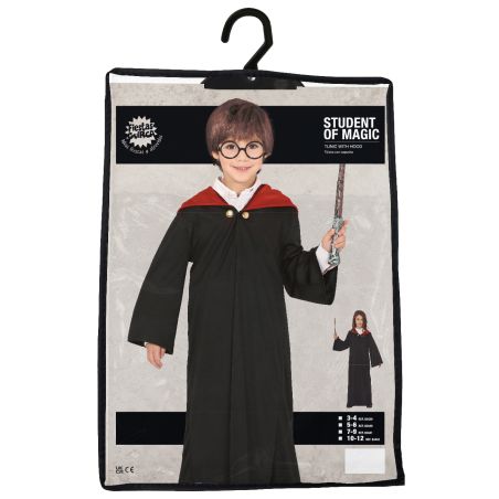 Kind im Zaubererkostüm mit Brille, rot-schwarzem Umhang und Zauberstab, als Schüler der Magie bezeichnet.