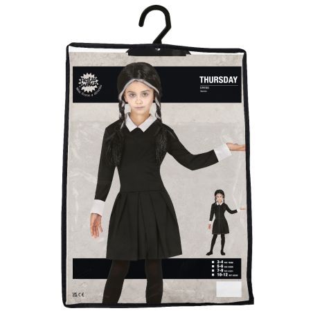 Schwarzes Kinderkostüm mit weißem Kragen und Manschetten, verpackt als Thursday, daneben Foto eines Mädchens. Schwarzes Kinderkostüm mit weißem Kragen und Manschetten, verpackt als Thursday, daneben Foto eines Mädchens.