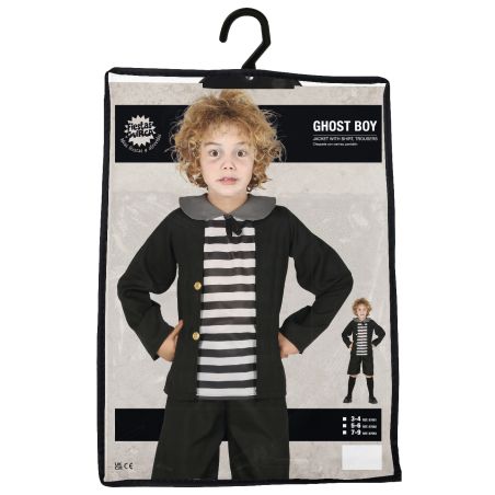 Kind im gestreiften Shirt und schwarzer Jacke als Ghost Boy, Kostüm verpackt und an einem Bügel hängend.