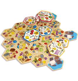 Bunte, sechseckige Spielsteine mit verschiedenen Illustrationen liegen verstreut und teils überlappend.