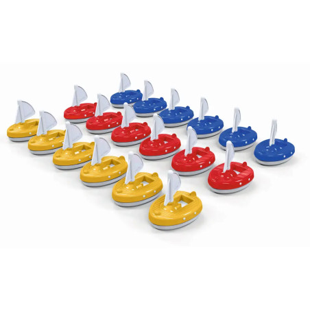 Spielzeugboote in Rot, Gelb und Blau mit weißen Segeln stehen in Reihen auf neutralem Hintergrund.