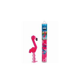 Eine Plus-Plus-Röhre und eine daraus gebaute pinke Flamingofigur stehen nebeneinander.