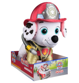 PAW Patrol Plüschfigur Marshall mit rotem Feuerwehrhelm sitzt in einer Ausstellungsbox.