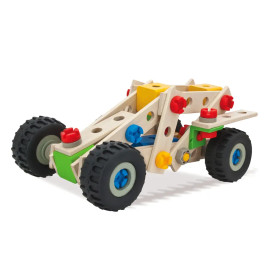 Holzspielzeugauto mit schwarzen Rädern, bunten Bausteinen und Steckverbindungen im Rennwagendesign.