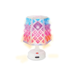 Eine LED-Lampe mit buntem, geometrischem Muster leuchtet in Lila, Pink und Blau auf einem weißen Sockel.