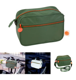 Grüne, rechteckige Tasche mit orangefarbenem Reißverschluss, einzeln und am Fahrrad bei verschiedenen Lichtverhältnissen.