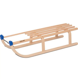 Ein Holzschlitten mit Metallkufen und blauen Endkappen, geeignet für Aktivitäten im Schnee.
