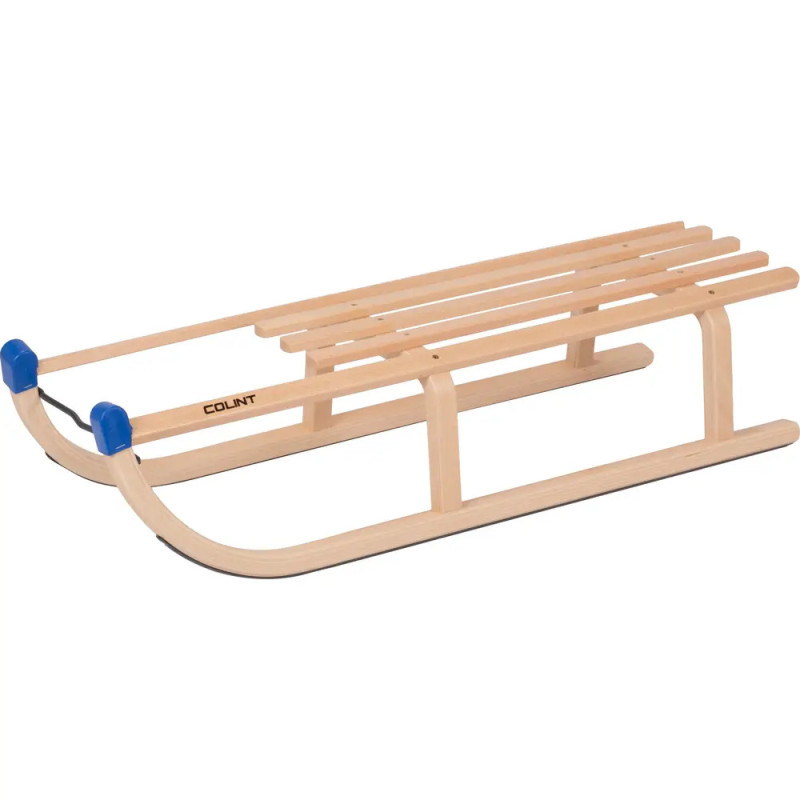 Ein Holzschlitten mit Metallkufen und blauen Endkappen, geeignet für Aktivitäten im Schnee.