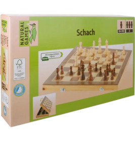Schachbrett mit Figuren und der Box eines Natural Games Schachsets aus Holz, beschriftet mit Schach.