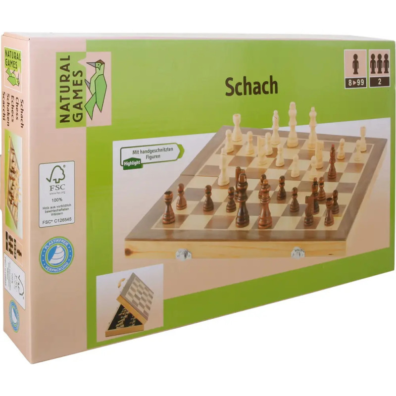 Schachbrett mit Figuren und der Box eines Natural Games Schachsets aus Holz, beschriftet mit Schach. Schachbrett mit Figuren und der Box eines Natural Games Schachsets aus Holz, beschriftet mit Schach.