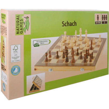 Schachbrett mit Figuren und der Box eines Natural Games Schachsets aus Holz, beschriftet mit Schach.