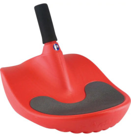 Eine rote Schneeschaufel mit schwarzem Griff.