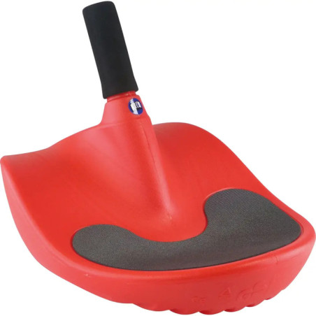 Eine rote Schneeschaufel mit schwarzem Griff.