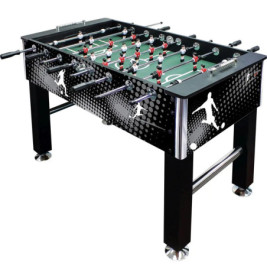 Schwarz-weißer Kickertisch mit Fußballspieler-Grafiken an den Seiten und Metallgriffen.