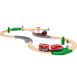 Holz-Eisenbahn mit rotem Zug, Gleisen, Bäumen, Schildern und Bahnhof auf weißem Hintergrund.
