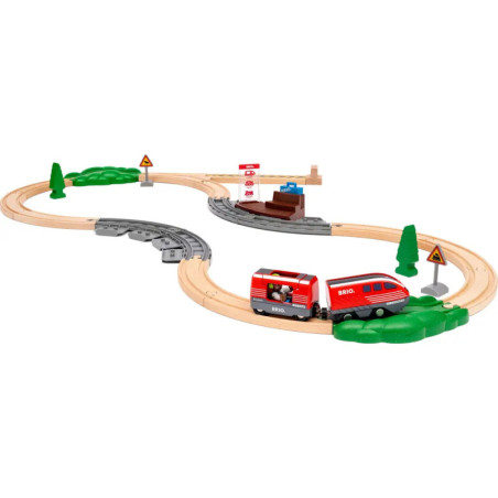 Holz-Eisenbahn mit rotem Zug, Gleisen, Bäumen, Schildern und Bahnhof auf weißem Hintergrund.