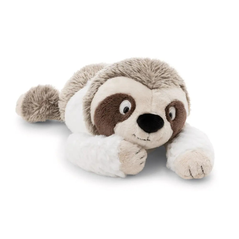 Stofffaultier mit braun-weißem Fell liegt auf dem Bauch und schaut nach vorne.