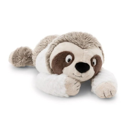 Stofffaultier mit braun-weißem Fell liegt auf dem Bauch und schaut nach vorne.