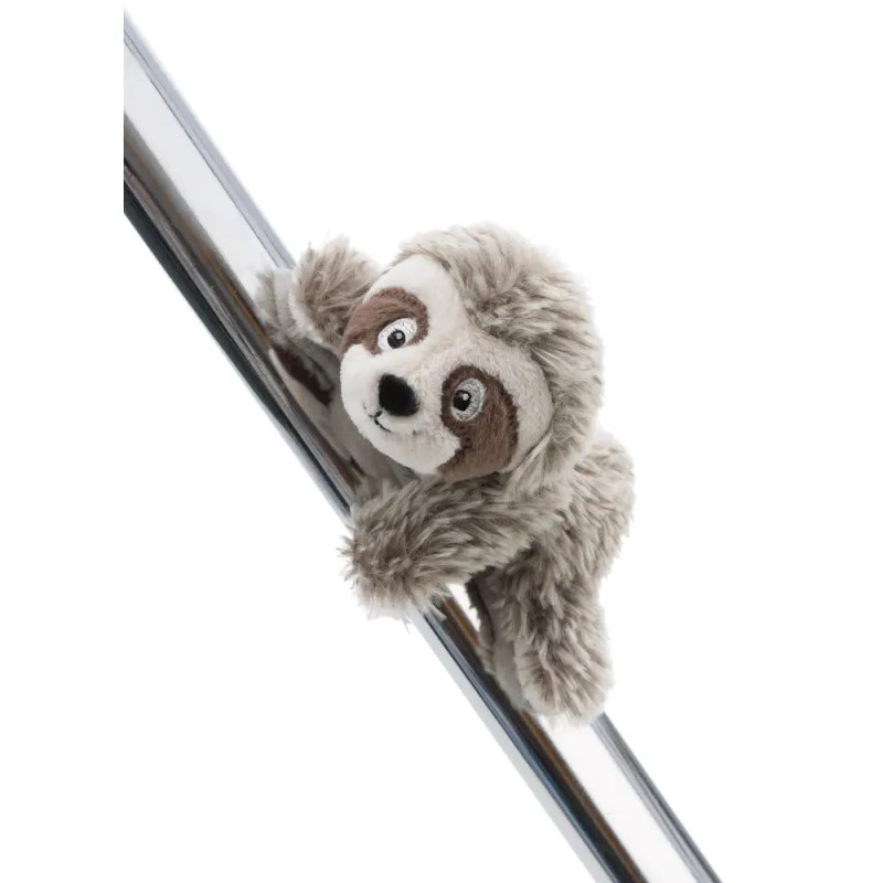 Das NICI GREEN Faultier Izzy Icetumbler 12cm hängt als Plüschmagnet an einer Stange vor weißem Hintergrund.