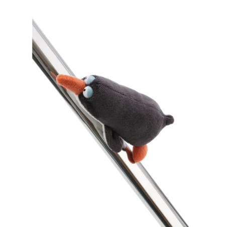 NICI GREEN MagNICI Pinguin Jorge Thunder, 12 cm, Plüschfigur mit Magnet auf schrägem Metallgeländer.