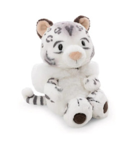 Plüsch-Schneeleoparden mit weißem Fell, grauen Flecken und gestreiftem Schwanz sitzen aufrecht.