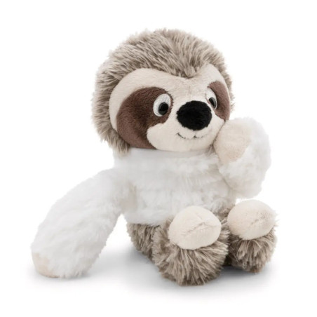 Plüschfaultier mit braun-weißem Fell sitzt aufrecht vor weißem Hintergrund.