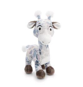 Plüschgiraffe mit hellblauen, grauen und weißen Flecken, steht aufrecht vor weißem Hintergrund.