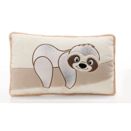 Rechteckiges Kissen mit niedlichem Cartoon-Faultier auf einem Ast vor creme-beigem Hintergrund.