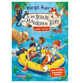 Drei Kinder und magische Tiere fahren auf einem gelben Floß einen Fluss entlang, umgeben von Bäumen und Tieren.