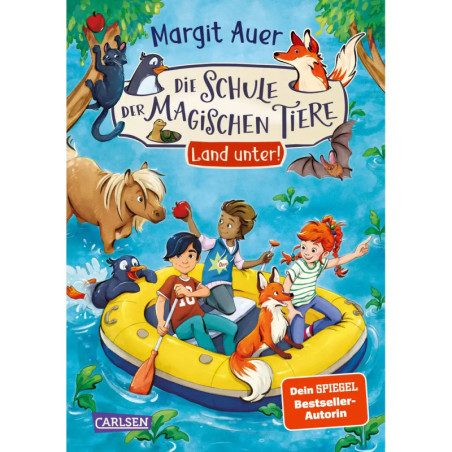 Drei Kinder und magische Tiere fahren auf einem gelben Floß einen Fluss entlang, umgeben von Bäumen und Tieren.