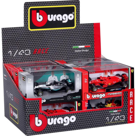 Bburago-Box mit 1:43 Rennwagenmodellen, darunter Mercedes und Ferrari Formel-1-Autos in Schutzhüllen.