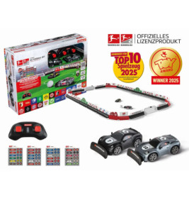 Auto-Rennbahn-Set im Fußball-Design mit Bahn, zwei Fernbedienungen, drei Autos und Spielkarten in Box.