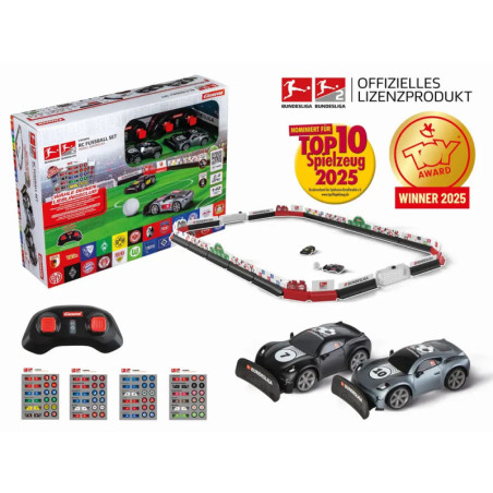 Auto-Rennbahn-Set im Fußball-Design mit Bahn, zwei Fernbedienungen, drei Autos und Spielkarten in Box.
