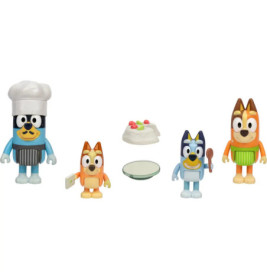 Vier Bluey-Figuren mit Küchenzubehör wie Kochmütze, Teller, Löffel und Essen.