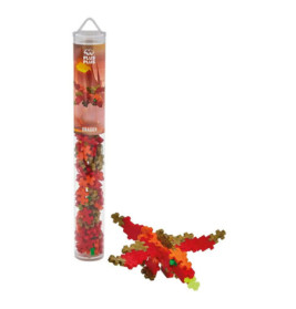 Eine Röhre mit Plus-Plus-Bausteinen und ein daraus gebautes Drachenmodell in Rot, Grün und Gelb.
