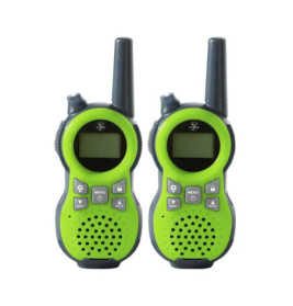 Zwei grün-schwarze Walkie-Talkies mit Antenne und Display liegen nebeneinander.