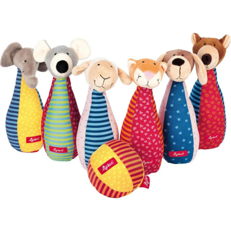 Sechs bunte Plüsch-Tier-Bowlingkegel und ein gestreifter Softball liegen auf weißem Hintergrund.