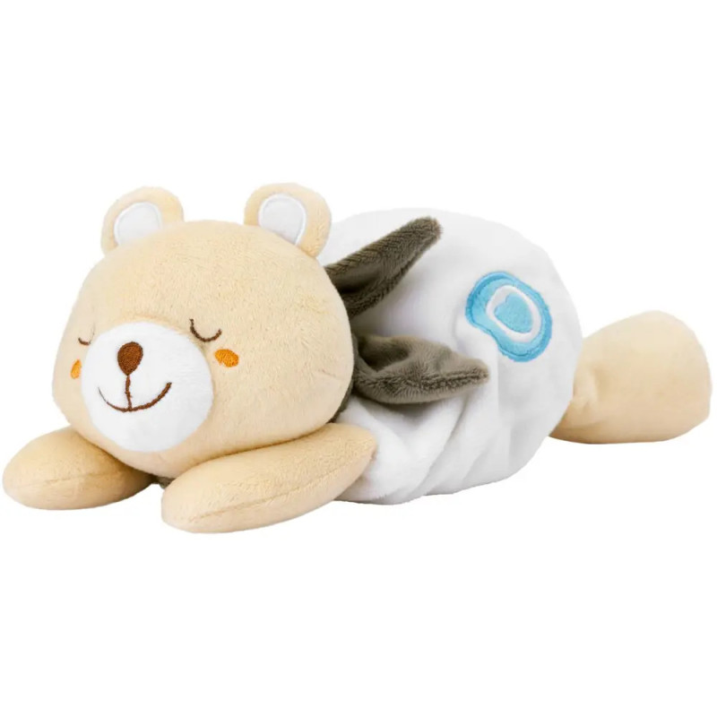 Plüschbär schläft auf dem Bauch und trägt eine weiße Decke mit blauen und grauen Akzenten.