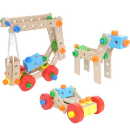 Holz-Baukastenspielzeug als Kran, Auto und Pferd mit bunten Schrauben und Muttern zusammengebaut.