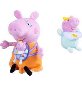 Zwei Peppa Wutz Stofftiere, eines davon trägt ein Baby im Tragetuch. Beide sind bunt gekleidet.