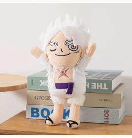 Plüschpuppe mit weißen Haaren und lila Shorts steht auf einem Bücherstapel neben einem Holzregal.