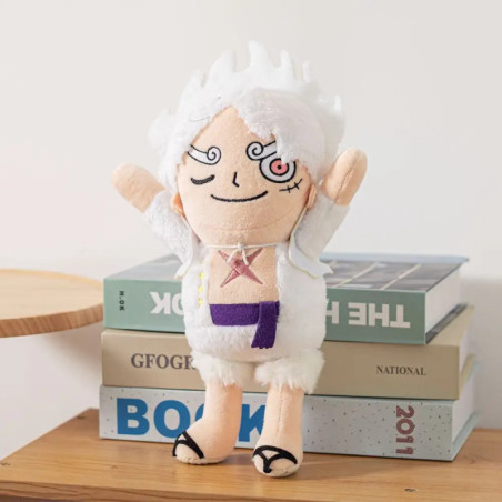 Plüschpuppe mit weißen Haaren und lila Shorts steht auf einem Bücherstapel neben einem Holzregal.